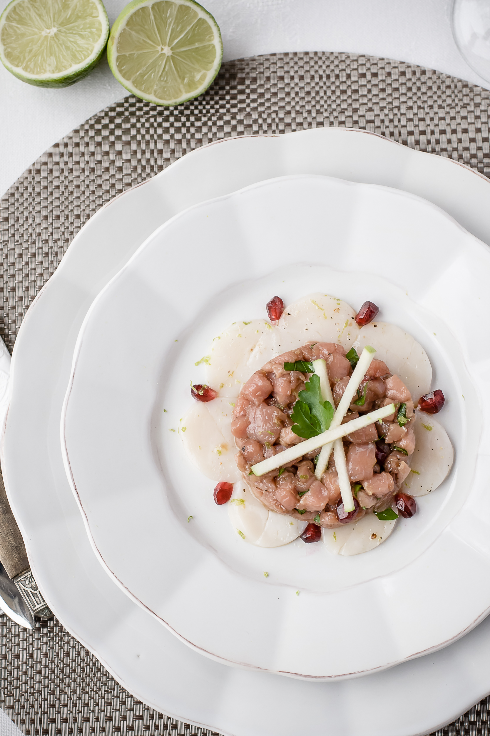 Tartare de veau aux saveurs asiatiques sur carpaccio de st jacques © Mélanie Boré-2