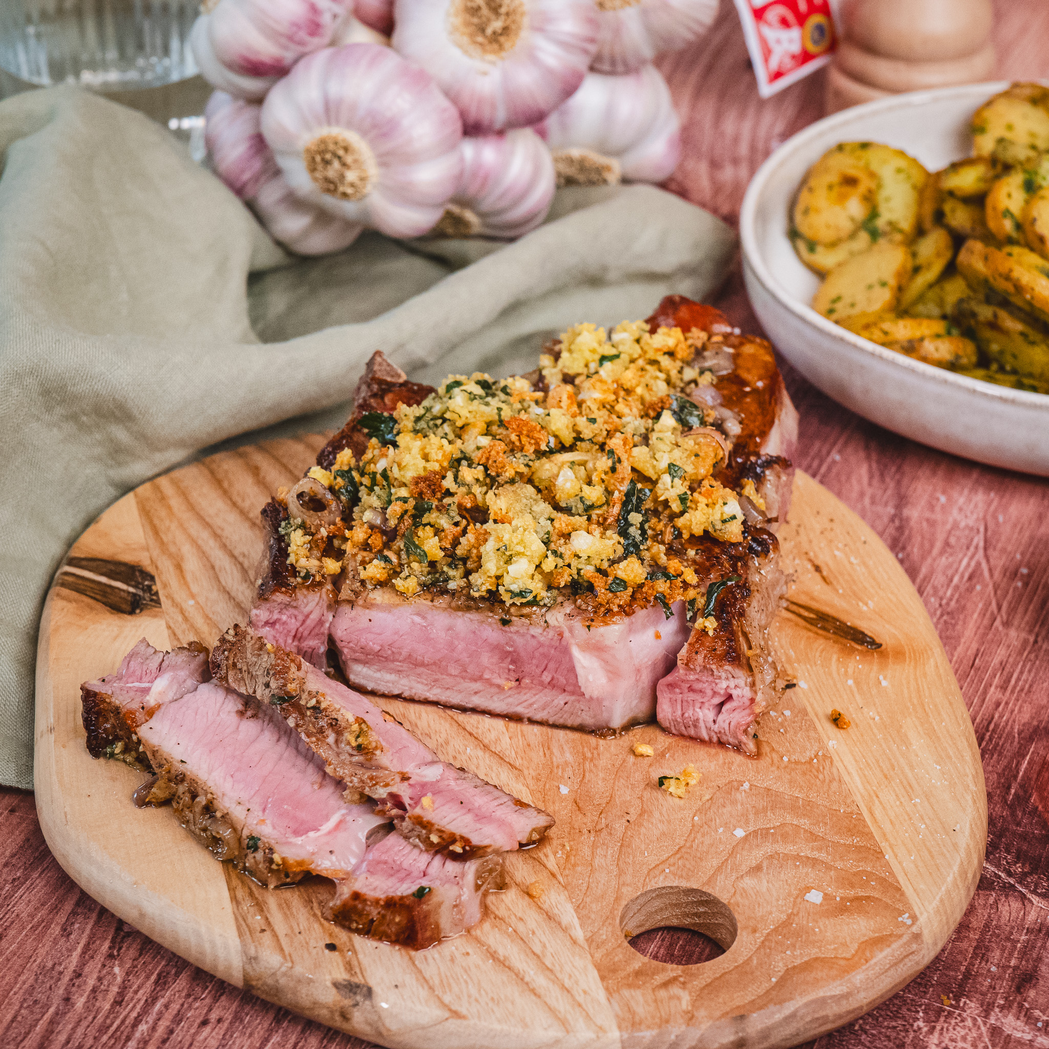Côte de Veau d’Aveyron et du Ségala à l’Ail Rose de Lautrec et au Parmesan Côte de Veau d’Aveyron et du Ségala à l’Ail Rose de Lautrec et au Parmesan